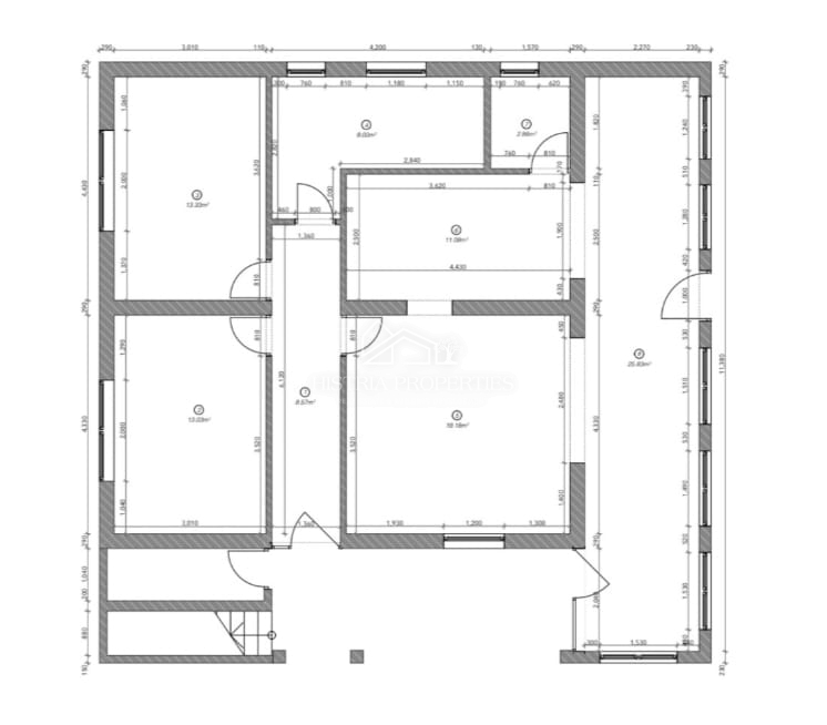 Hiša z oljčnim nasadom na prostornem gradbenem zemljišču in prenovljeno stanovanje z veliko potenciala