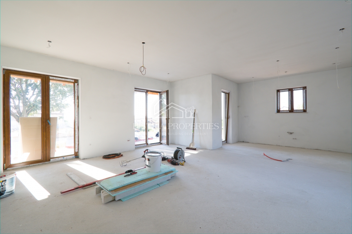 Novogradnja v tradicionalnem slogu s pogledom na morje iz vsake sobe