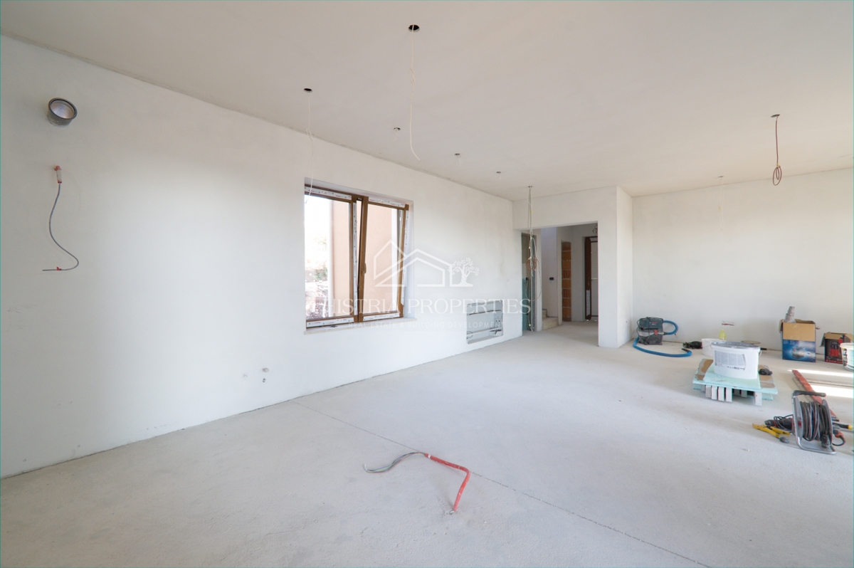 Novogradnja v tradicionalnem slogu s pogledom na morje iz vsake sobe