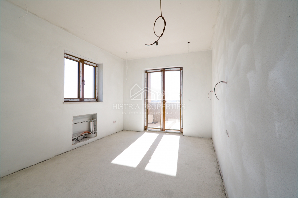 Novogradnja v tradicionalnem slogu s pogledom na morje iz vsake sobe