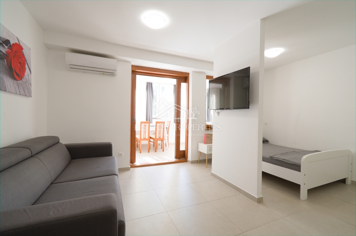 Znano turistično letovišče in prenovljeno stanovanje s teraso 300 m od morja