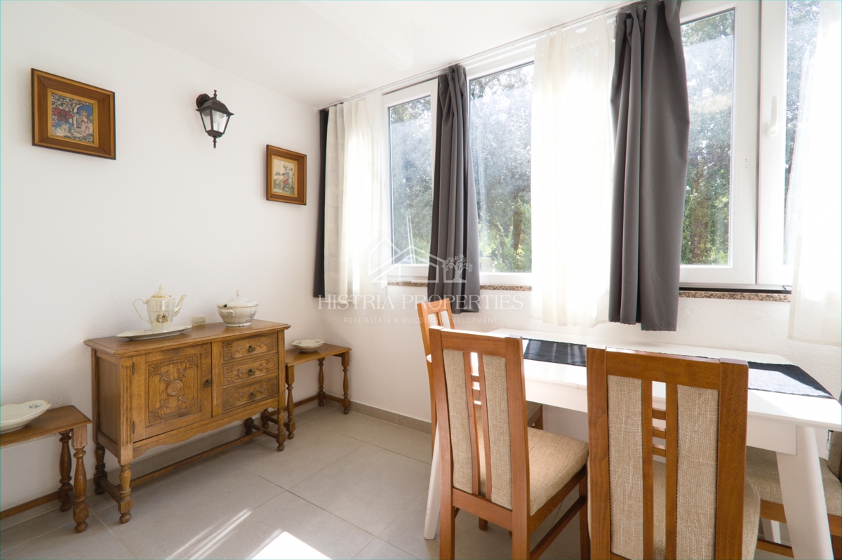 Znano turistično letovišče in prenovljeno stanovanje s teraso 300 m od morja