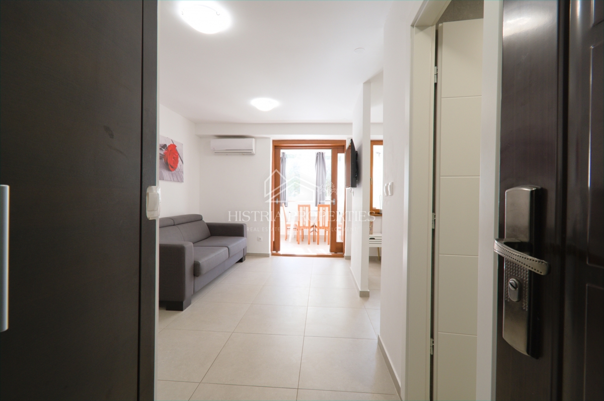 Znano turistično letovišče in prenovljeno stanovanje s teraso 300 m od morja