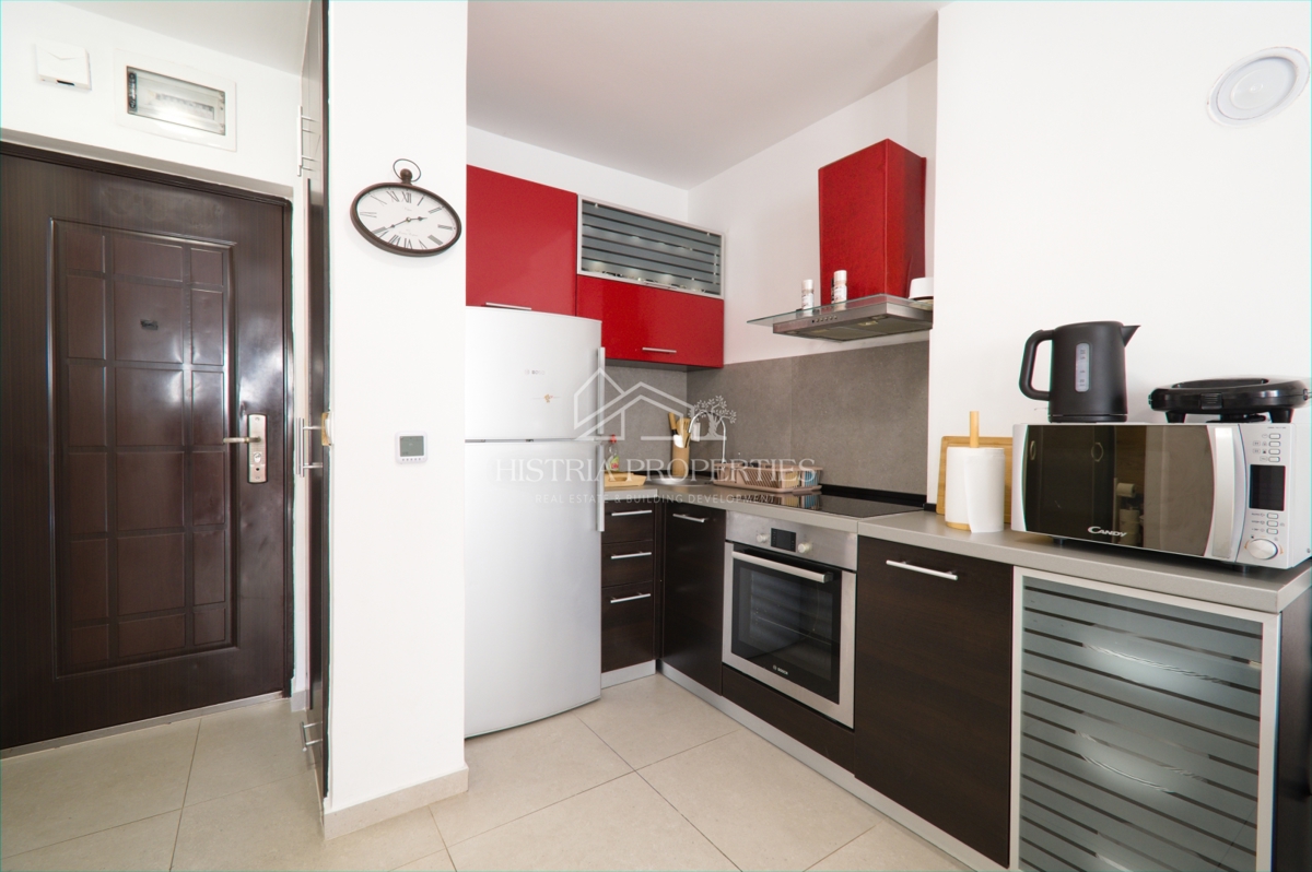 Znano turistično letovišče in prenovljeno stanovanje s teraso 300 m od morja