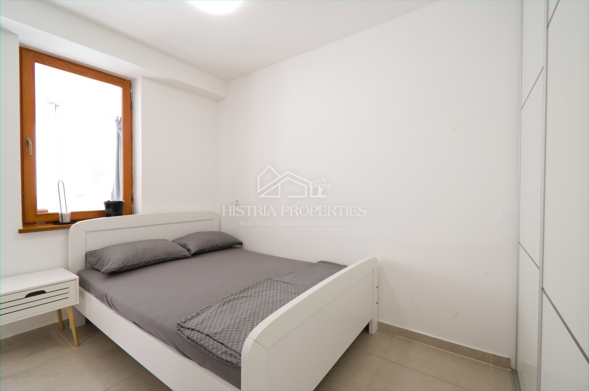 Znano turistično letovišče in prenovljeno stanovanje s teraso 300 m od morja