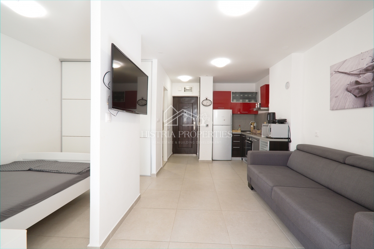 Znano turistično letovišče in prenovljeno stanovanje s teraso 300 m od morja