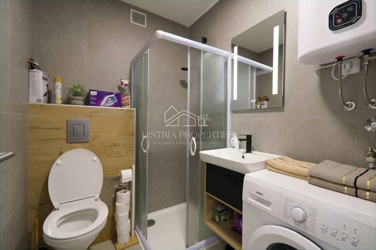 Znano turistično letovišče in prenovljeno stanovanje s teraso 300 m od morja