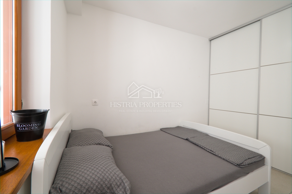 Znano turistično letovišče in prenovljeno stanovanje s teraso 300 m od morja