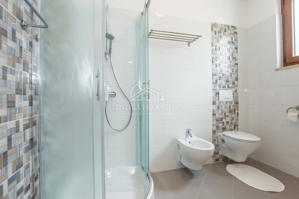 Znana lokacija, blizu mesta Poreč in čudovita hiša z bazenom