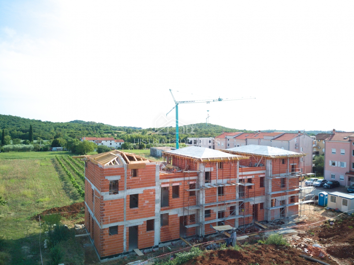 Nova vrstna hiša s tradicionalnimi elementi v bližini mesta Poreč