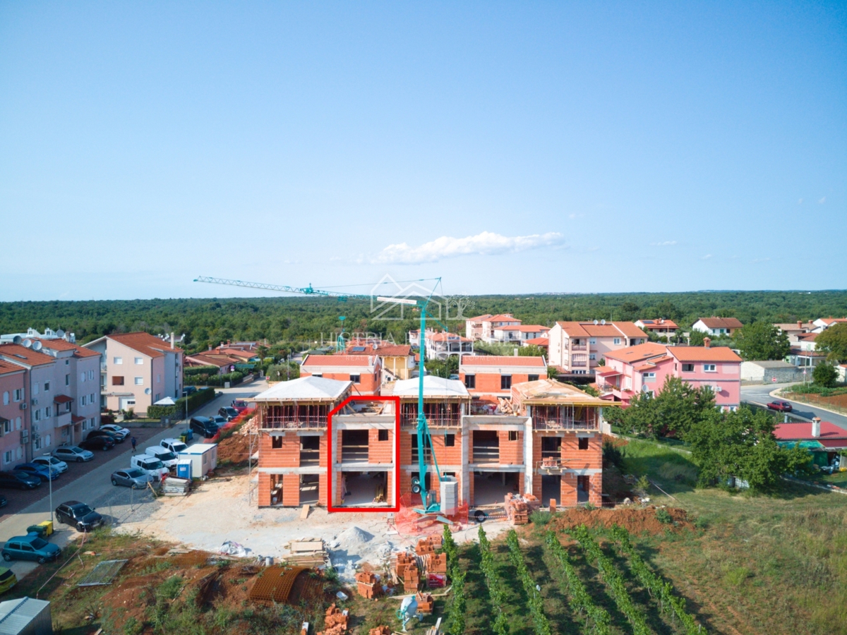 Nova vrstna hiša s tradicionalnimi elementi v bližini mesta Poreč