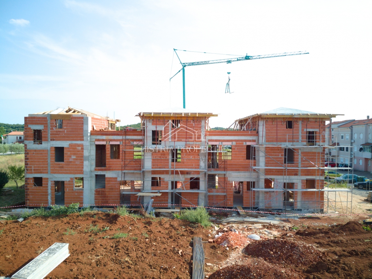 Nova vrstna hiša s tradicionalnimi elementi v bližini mesta Poreč