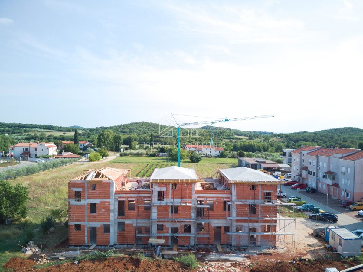 Nova vrstna hiša s tradicionalnimi elementi v bližini mesta Poreč