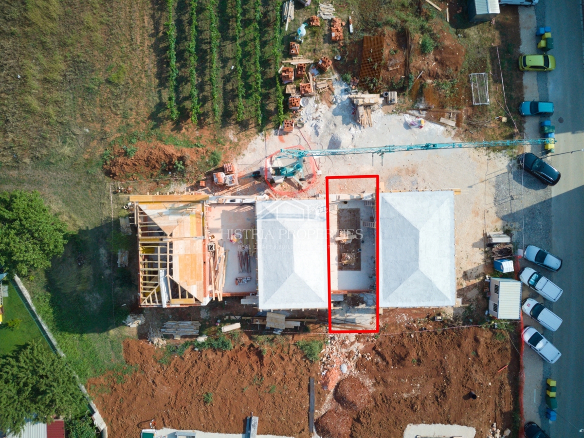 Nova vrstna hiša s tradicionalnimi elementi v bližini mesta Poreč