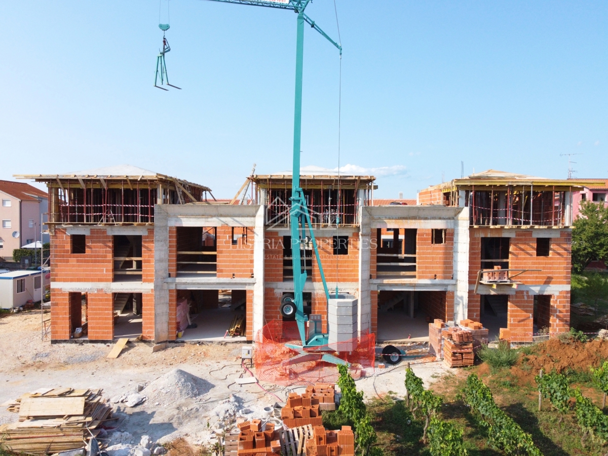 Nova vrstna hiša s tradicionalnimi elementi v bližini mesta Poreč