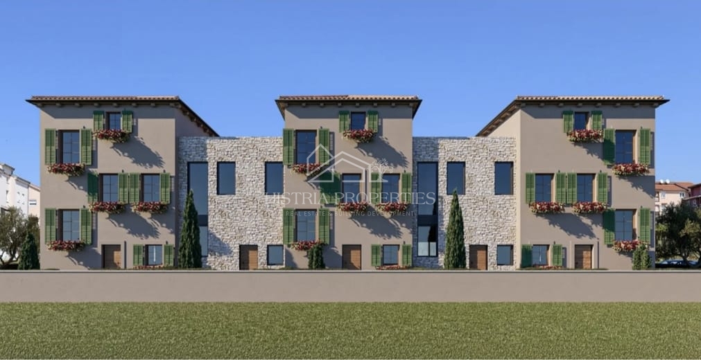 Nova vrstna hiša s tradicionalnimi elementi v bližini mesta Poreč