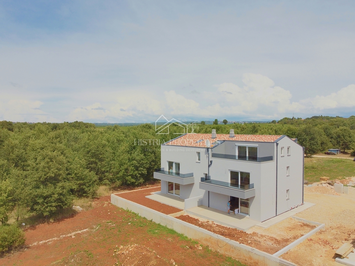 Prostorno stanovanje s teraso in čudovitim razgledom v novi stavbi