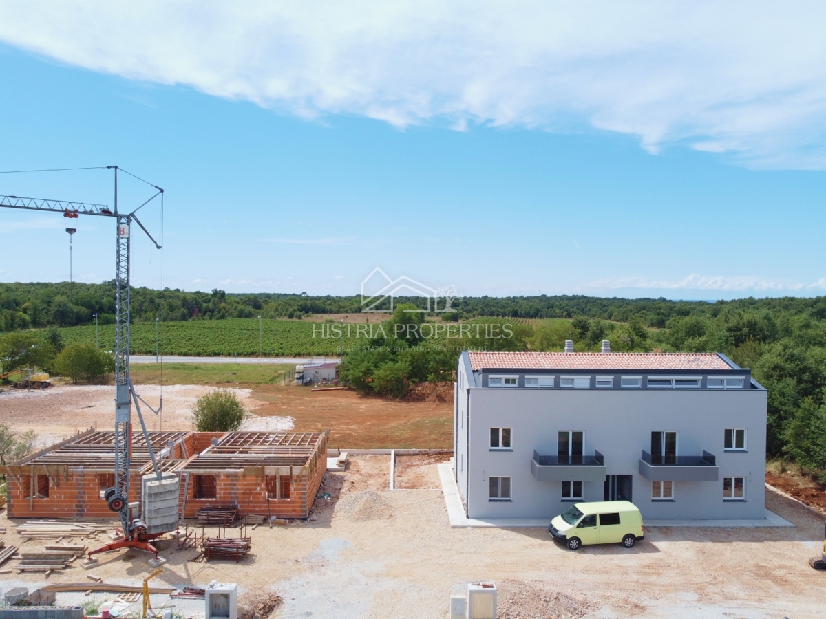 Prostorno stanovanje s teraso in čudovitim razgledom v novi stavbi