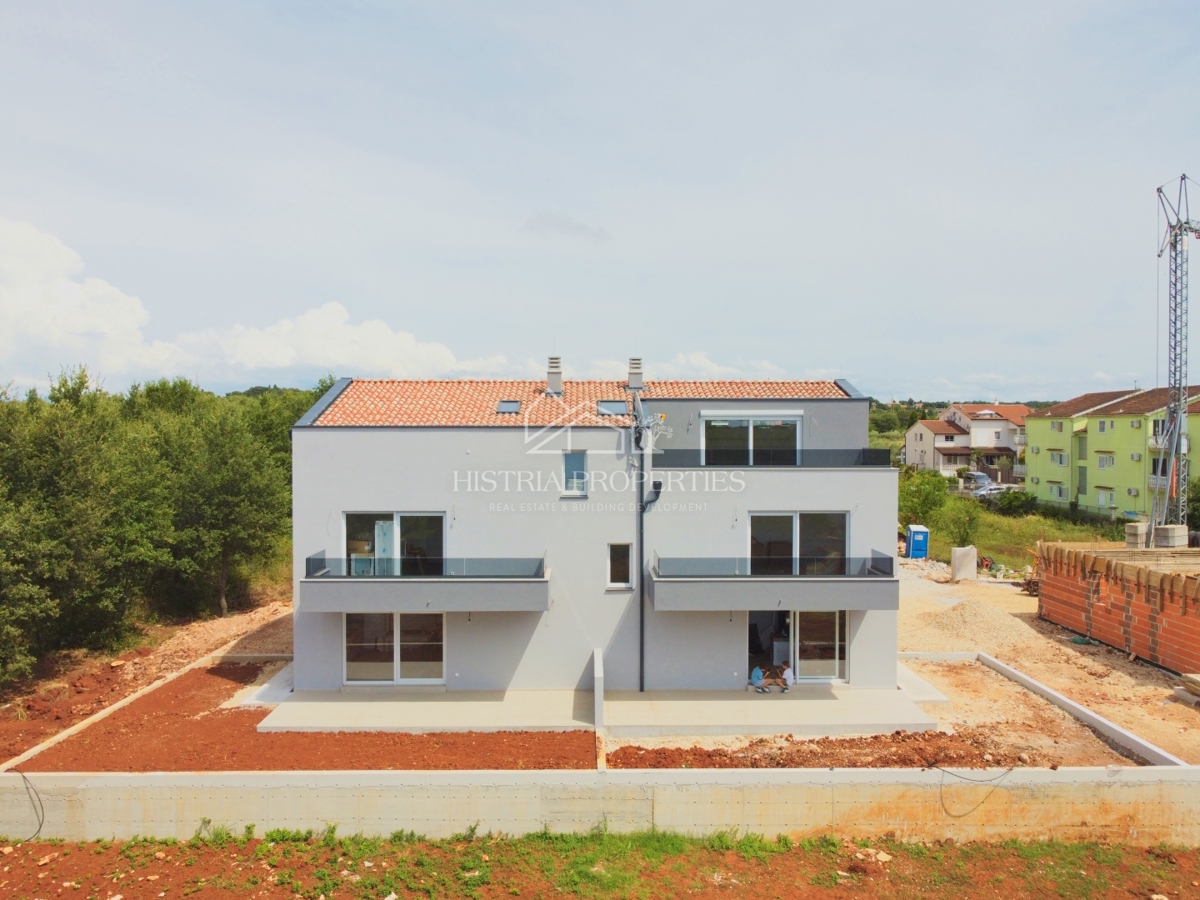 Prostorno stanovanje s teraso in čudovitim razgledom v novi stavbi