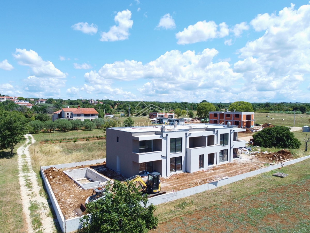 Stanovanje z bazenom v novogradnji 4 km od Poreča