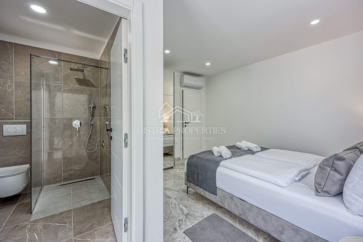 Dvojček hiše z bazenom, obdan z gozdom in naravo