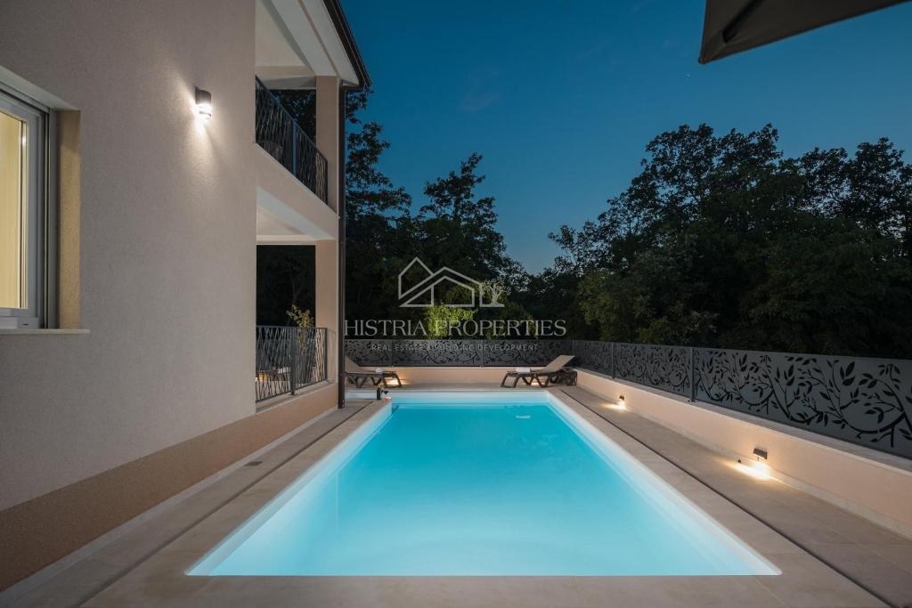 Dvojček hiše z bazenom, obdan z gozdom in naravo