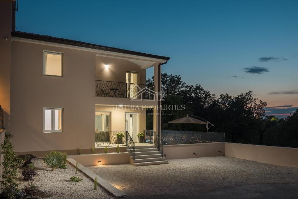 Dvojček hiše z bazenom, obdan z gozdom in naravo