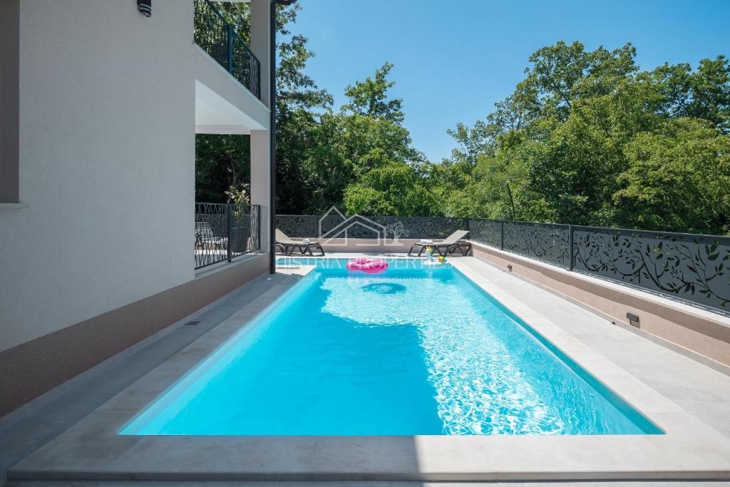 Dvojček hiše z bazenom, obdan z gozdom in naravo