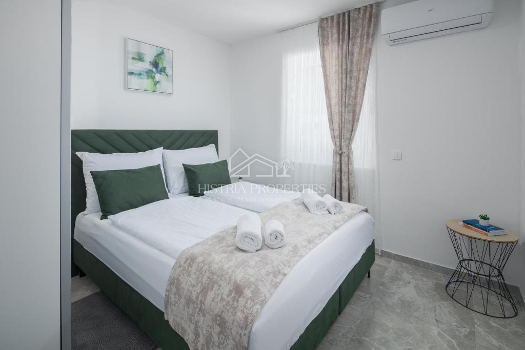 Dvojček hiše z bazenom, obdan z gozdom in naravo