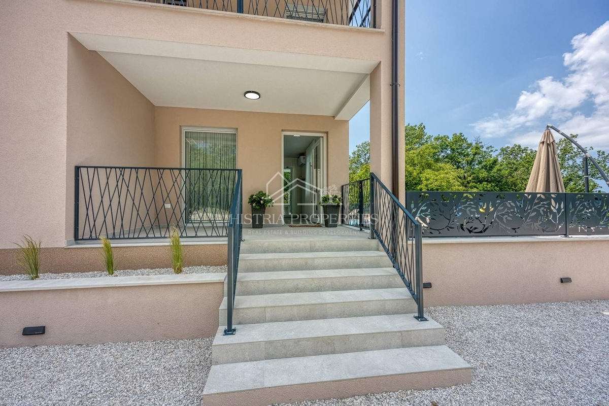 Dvojček hiše z bazenom, obdan z gozdom in naravo