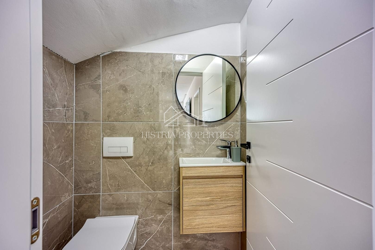 Dvojček hiše z bazenom, obdan z gozdom in naravo