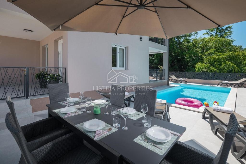 Dvojček hiše z bazenom, obdan z gozdom in naravo