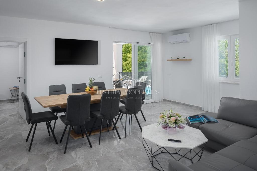 Dvojček hiše z bazenom, obdan z gozdom in naravo