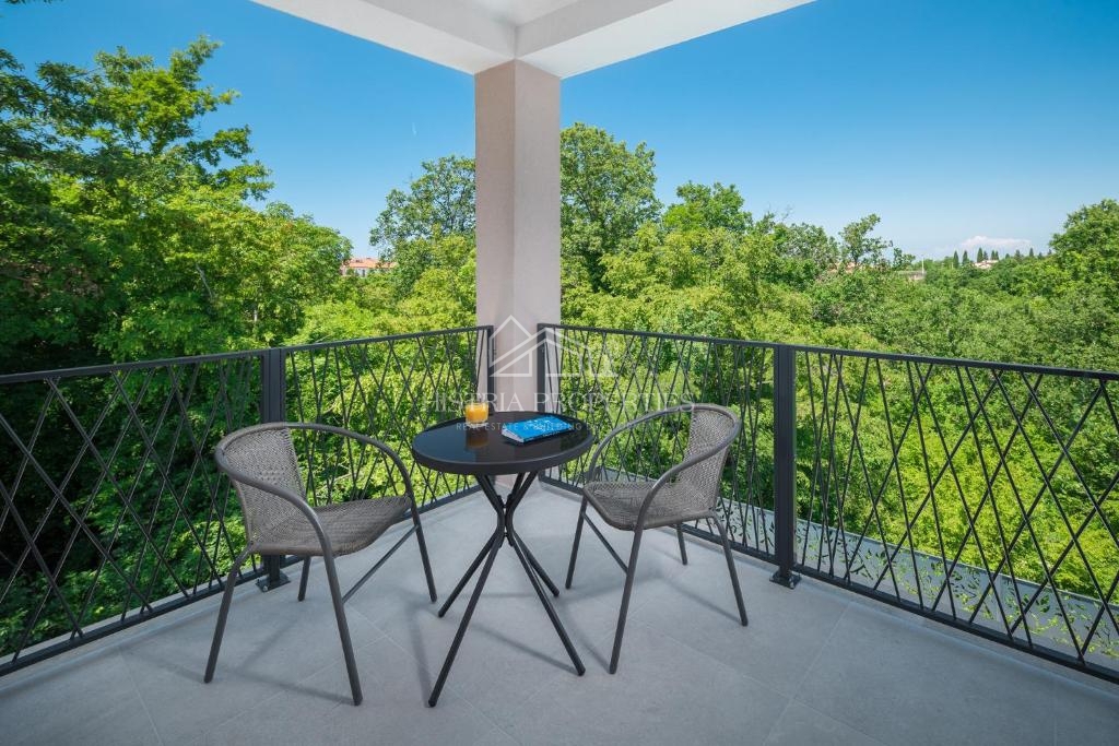 Dvojček hiše z bazenom, obdan z gozdom in naravo