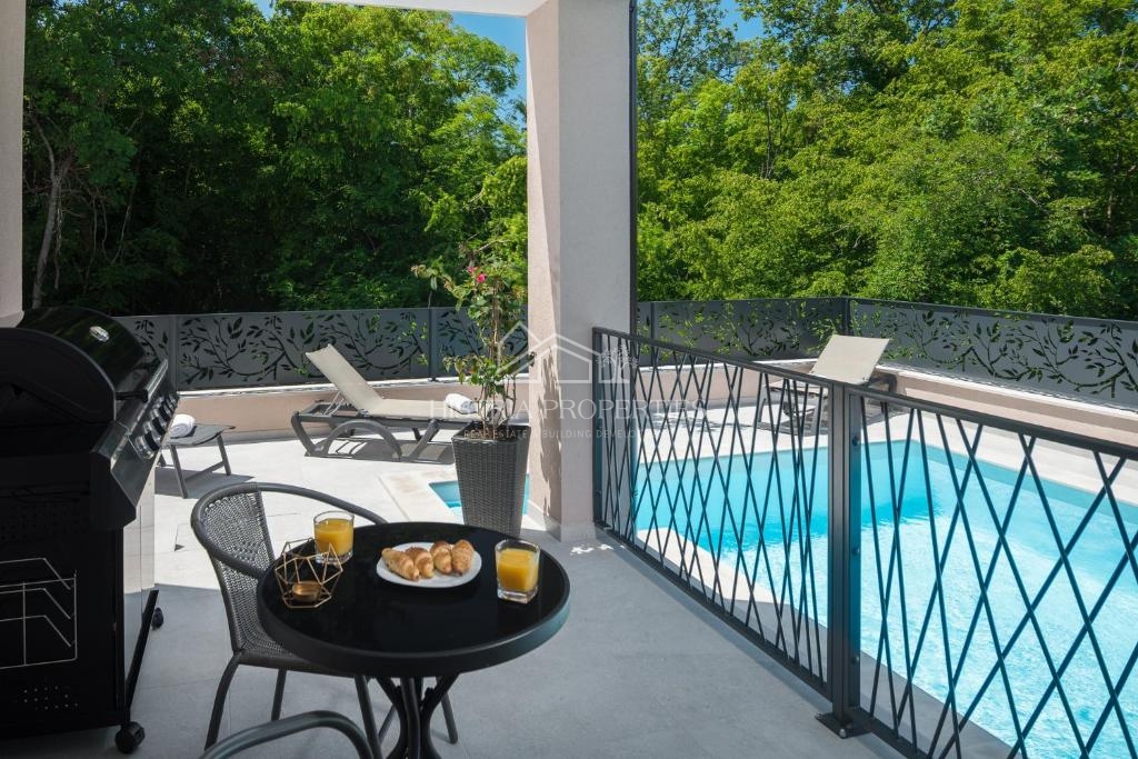 Dvojček hiše z bazenom, obdan z gozdom in naravo