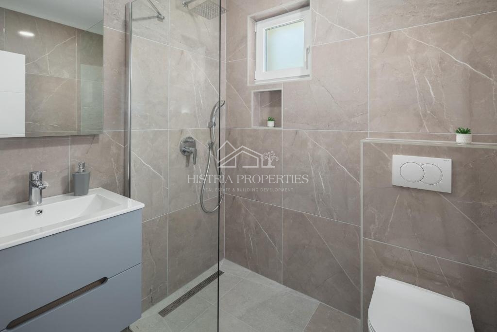 Dvojček hiše z bazenom, obdan z gozdom in naravo