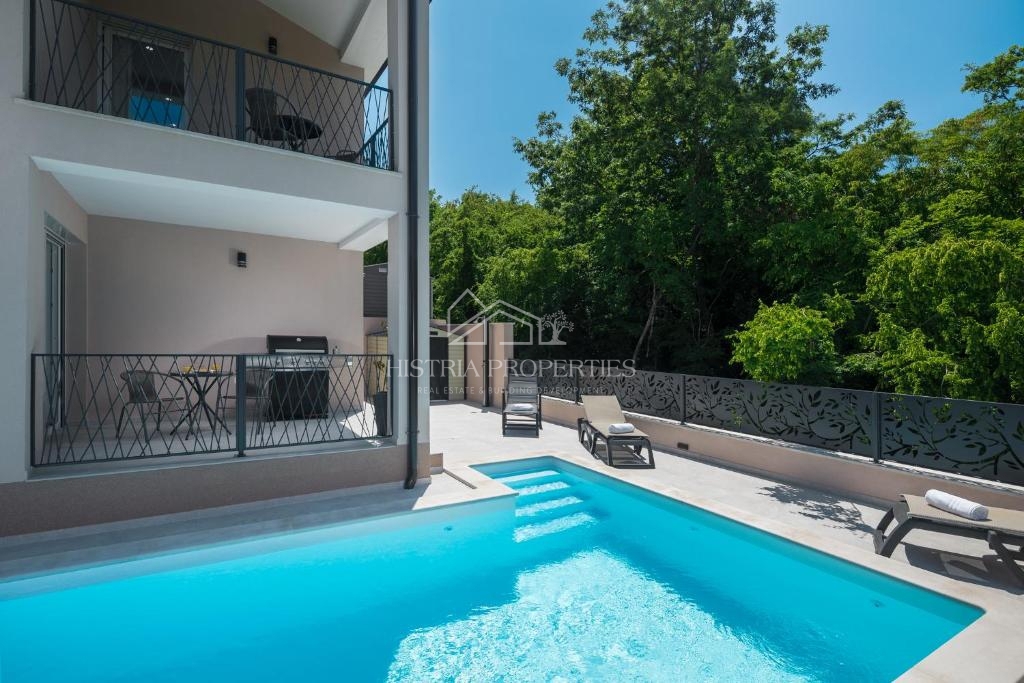 Dvojček hiše z bazenom, obdan z gozdom in naravo