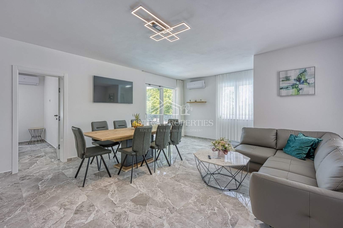 Dvojček hiše z bazenom, obdan z gozdom in naravo