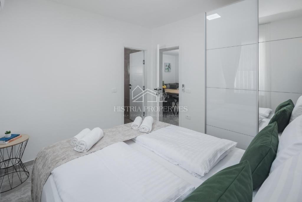 Dvojček hiše z bazenom, obdan z gozdom in naravo