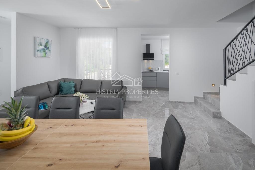 Dvojček hiše z bazenom, obdan z gozdom in naravo