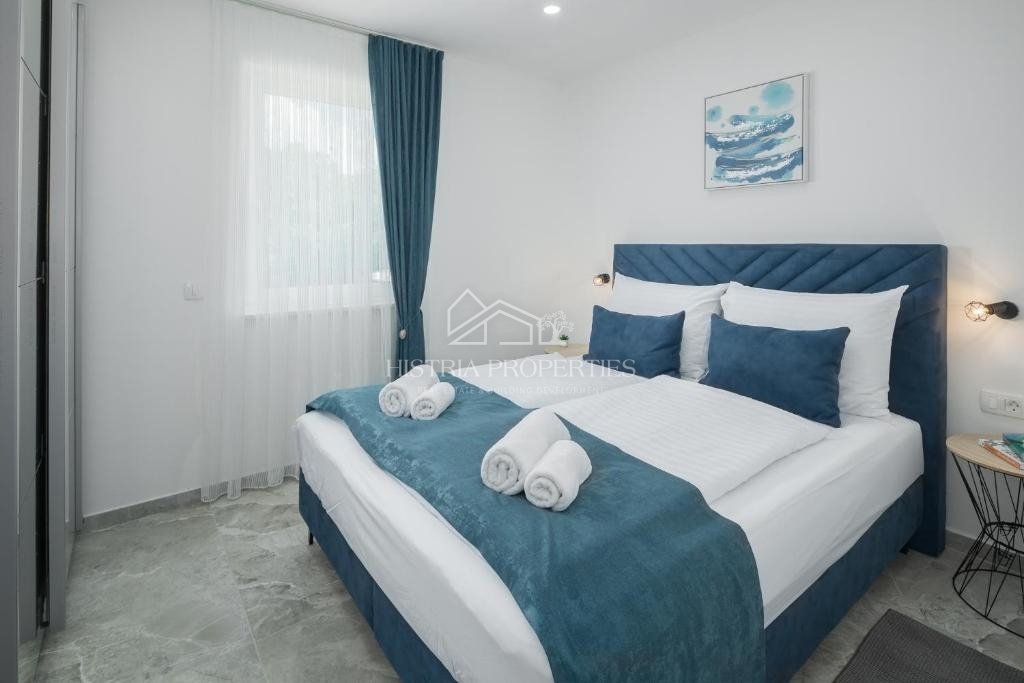 Dvojček hiše z bazenom, obdan z gozdom in naravo