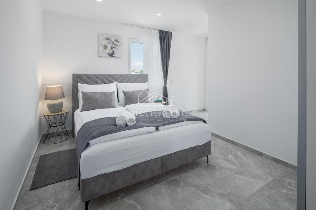 Dvojček hiše z bazenom, obdan z gozdom in naravo