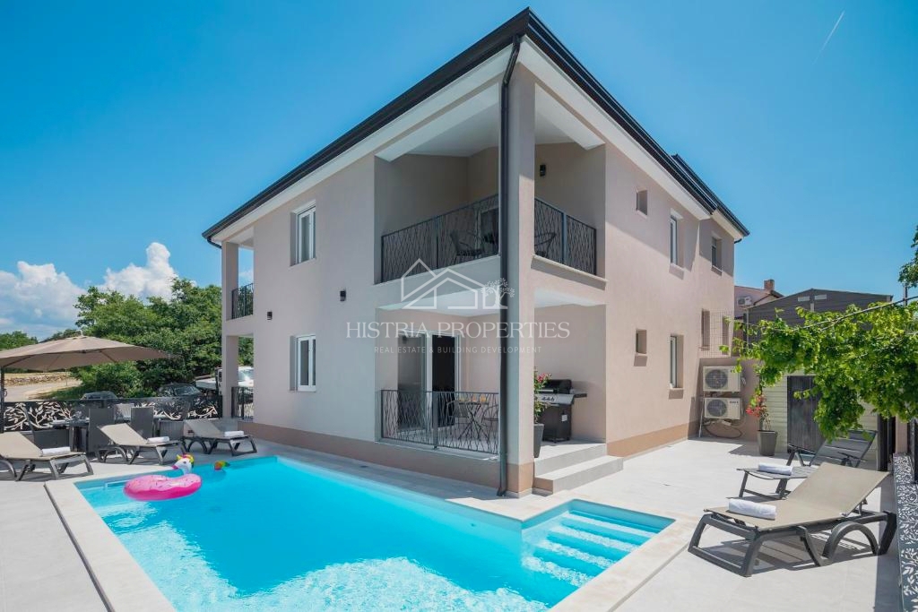 Dvojček hiše z bazenom, obdan z gozdom in naravo