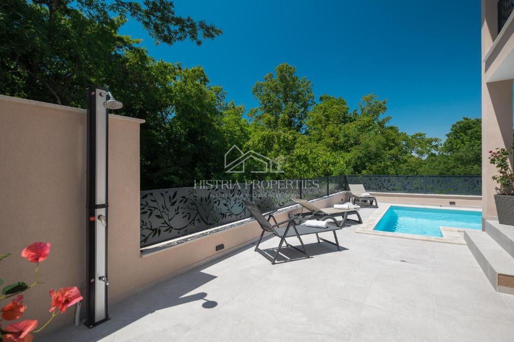 Dvojček hiše z bazenom, obdan z gozdom in naravo