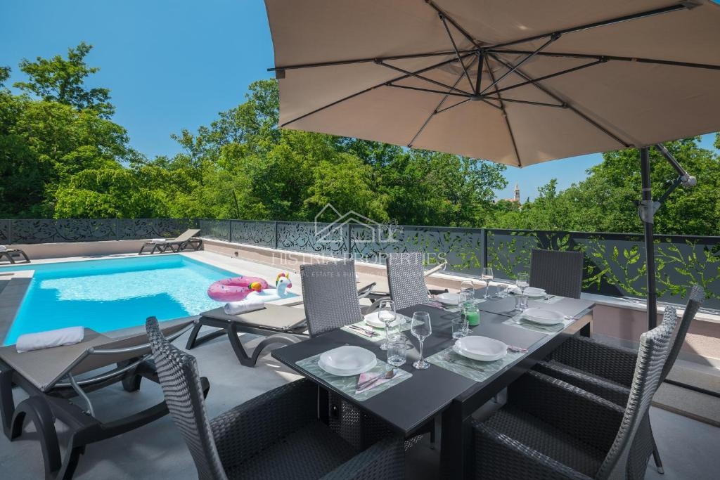 Dvojček hiše z bazenom, obdan z gozdom in naravo