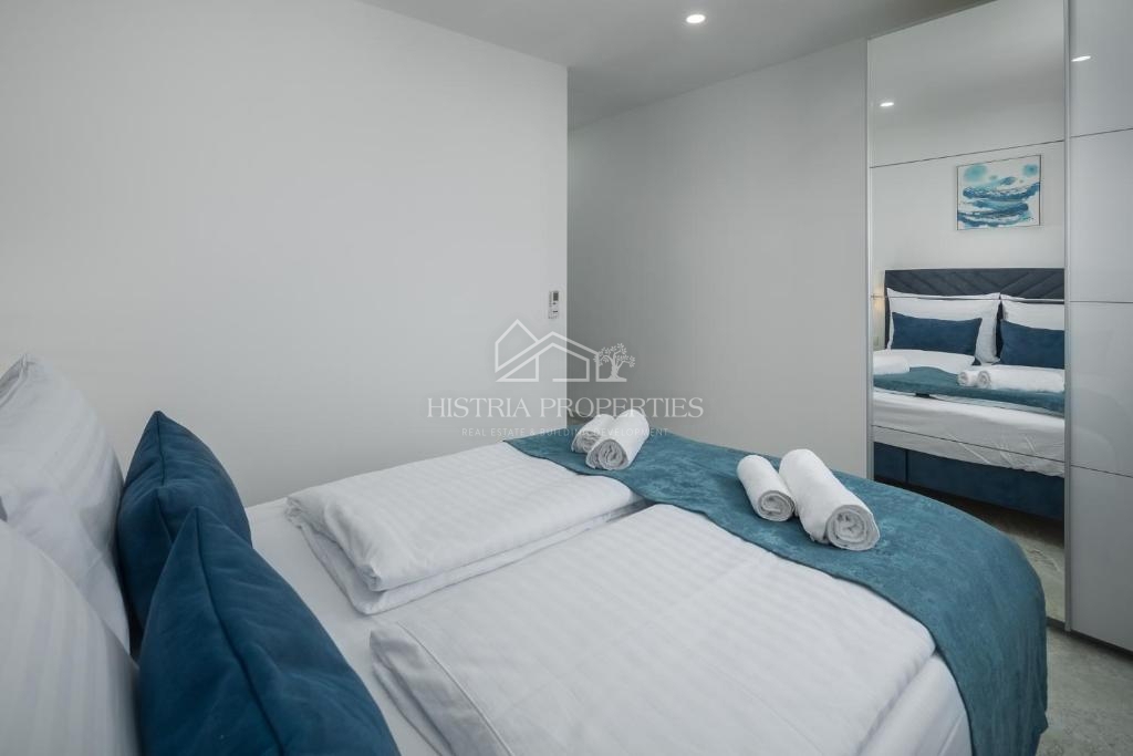 Dvojček hiše z bazenom, obdan z gozdom in naravo