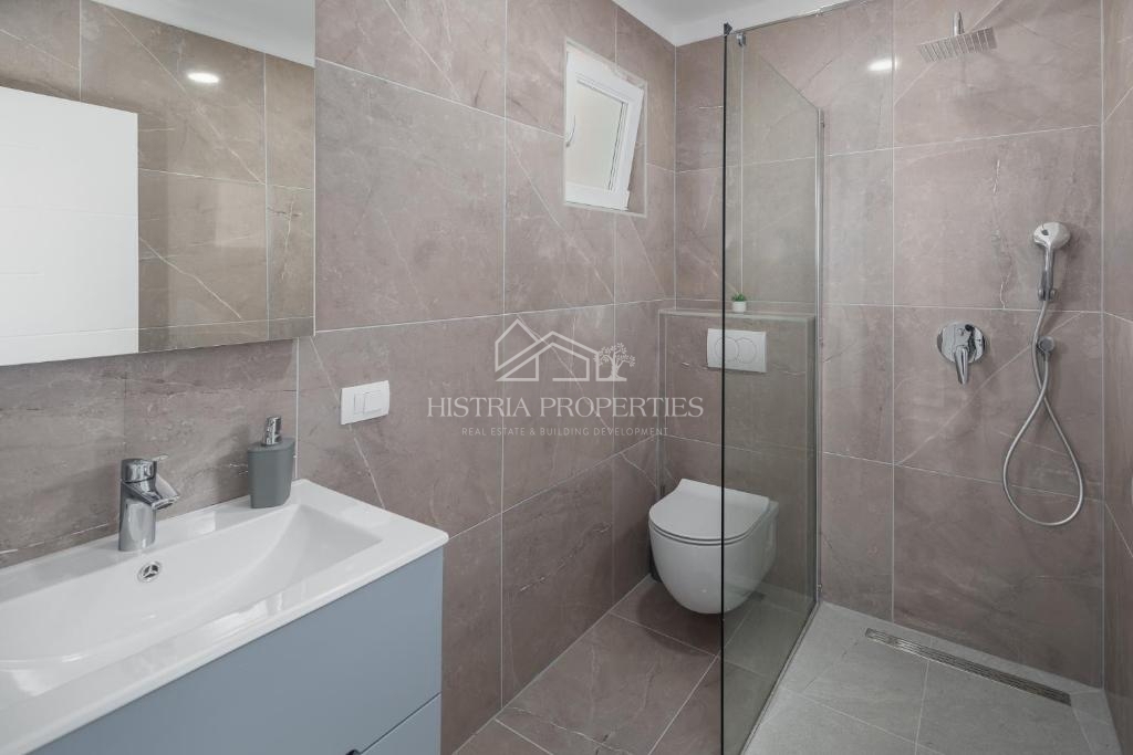 Dvojček hiše z bazenom, obdan z gozdom in naravo