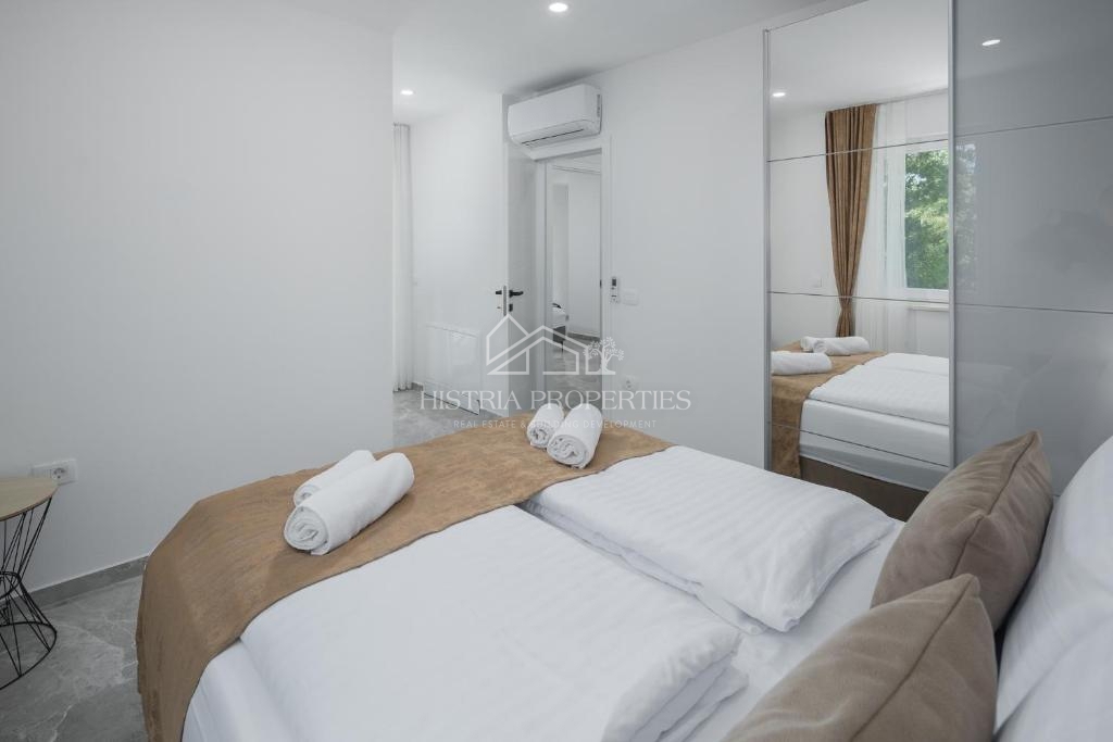 Dvojček hiše z bazenom, obdan z gozdom in naravo