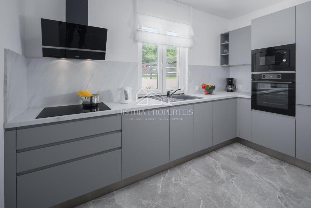 Dvojček hiše z bazenom, obdan z gozdom in naravo