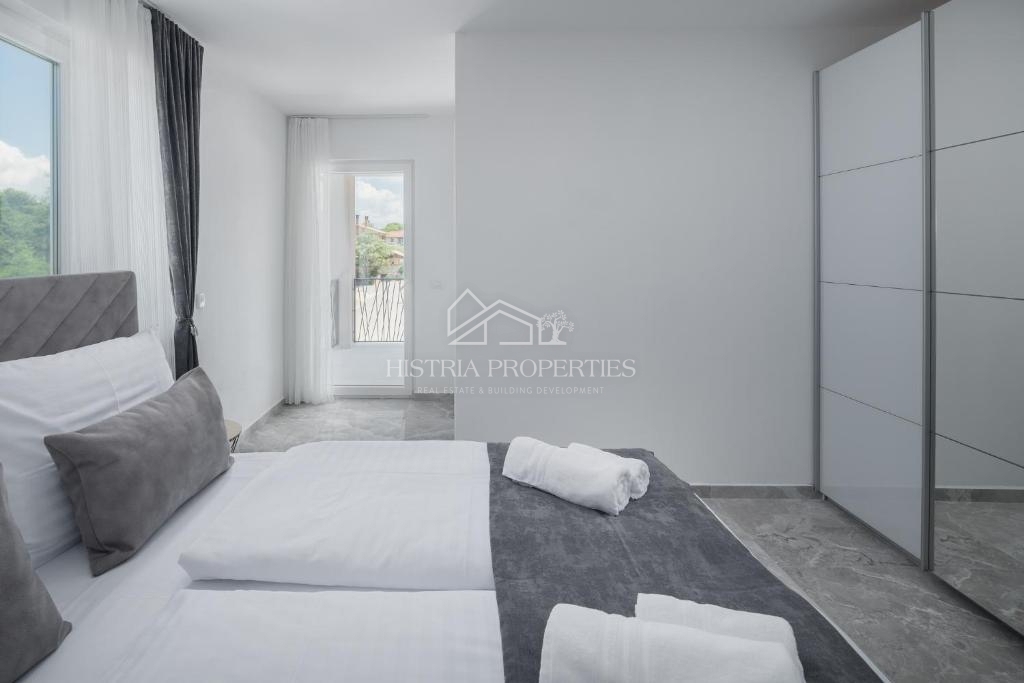 Dvojček hiše z bazenom, obdan z gozdom in naravo